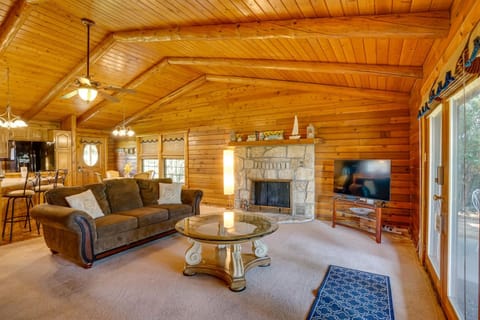 Lakefront Cabin and Guest House Near Granbury Square House in Granbury