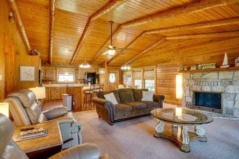 Lakefront Cabin and Guest House Near Granbury Square House in Granbury