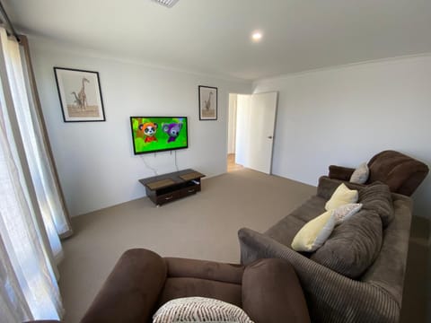 Bed, TV and multimedia, Living room, Bedroom