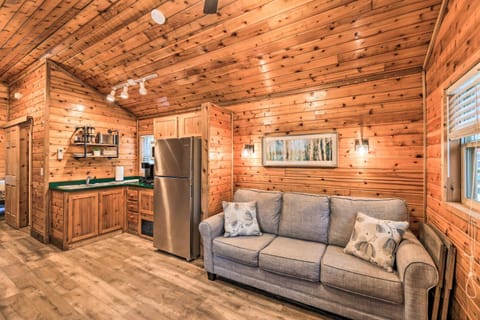 Charming New Bern Log Cabin - Pets Welcome! House in New Bern
