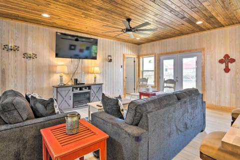 Prismatic Padre Island Escape on Canal Front! Casa in North Padre Island