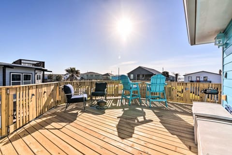 Surfside Escape with Deck about 1 Block to Beach! Maison in Surfside Beach