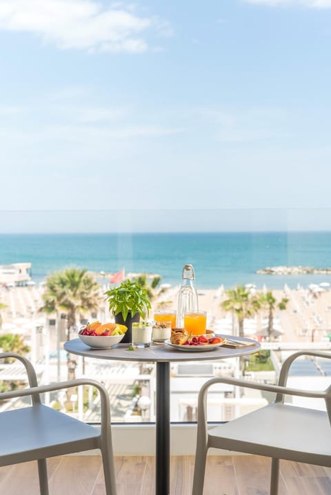 Balcony/Terrace, Food and drinks, Food, Sea view