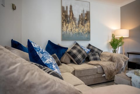 Stunning Four Bedroom, Four Bathroom Home in Milton Keynes by HP Accommodation Apartment in Aylesbury Vale