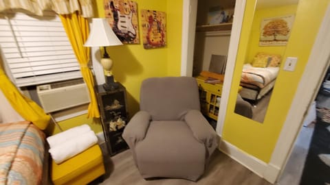 Room in Guest room - Yellow Rm Dover- Del State, Bayhealth- Dov Base Pensão in Dover