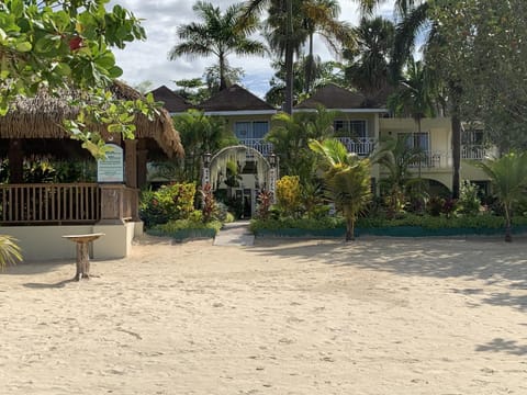 Family Comfort in Jamaica - Enjoy 7 miles of White Sand Beach! villa Villa in Negril