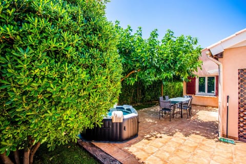 Patio, Garden, Hot Tub, Dining area, Garden view