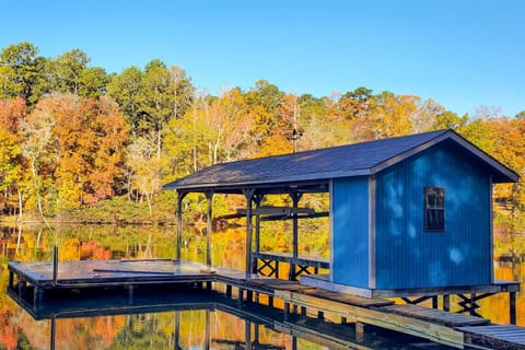 Liberty Lodge Lakefront Cottage with Porch and Dock House in Lake Sinclair