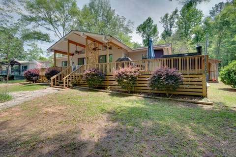 Liberty Lodge Lakefront Cottage with Porch and Dock Haus in Lake Sinclair