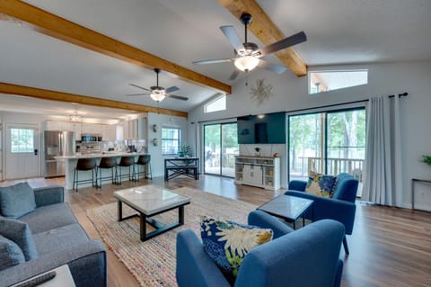 Liberty Lodge Lakefront Cottage with Porch and Dock Haus in Lake Sinclair