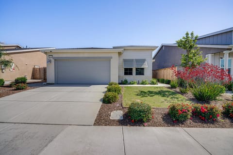 Bright Bakersfield Home with Yard! Maison in Bakersfield
