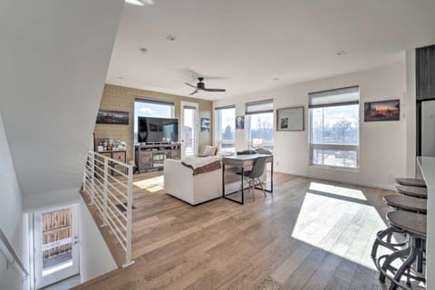 Sleek Townhouse with Rooftop Patio and Mtn Views! House in Englewood
