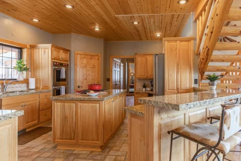 MAJESTIC VIEWS FAMILY LODGE with Large Deck Chalet in Star Valley Ranch