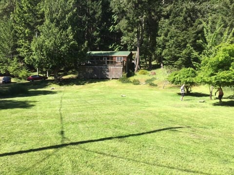 Cozy 2 bedroom cabin next to trails and beaches. House in Southern Gulf Islands