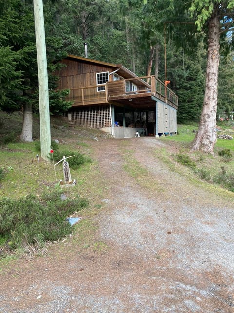 Cozy 2 bedroom cabin next to trails and beaches. House in Southern Gulf Islands
