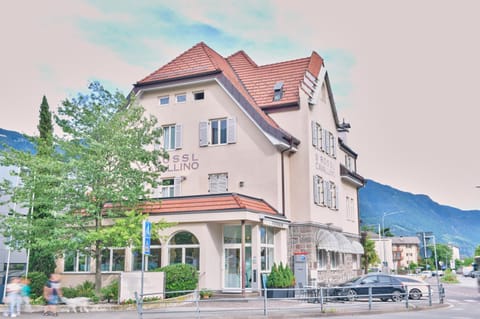 Property building, Restaurant/places to eat, Facade/entrance, Neighbourhood, Location, Parking