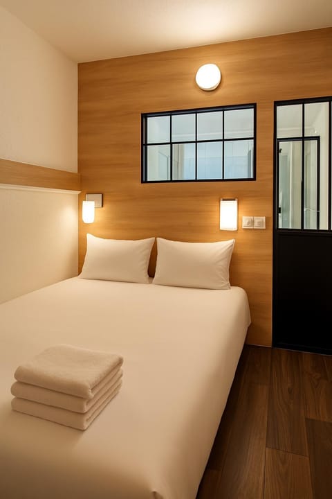 Bed, Lobby or reception, Photo of the whole room, Bedroom, towels