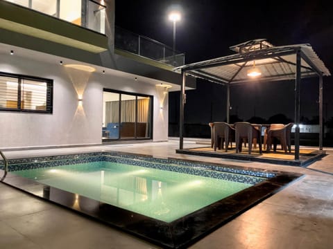 Regency Farm House With Pvt Swimming Pool Surat Maison in Gujarat