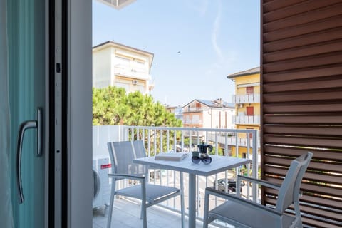 View (from property/room), Balcony/Terrace, City view, Quiet street view