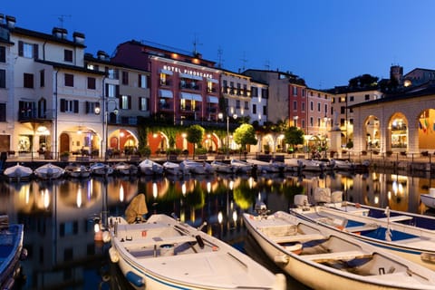 Facade/entrance, Night, Summer, Balcony/Terrace, On site, City view, Lake view, Street view