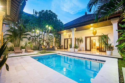 Property building, Patio, Day, Garden, Garden view, Pool view, Swimming pool, sunbed