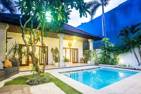 Property building, Patio, Day, Garden, Garden view, Pool view, Swimming pool, sunbed