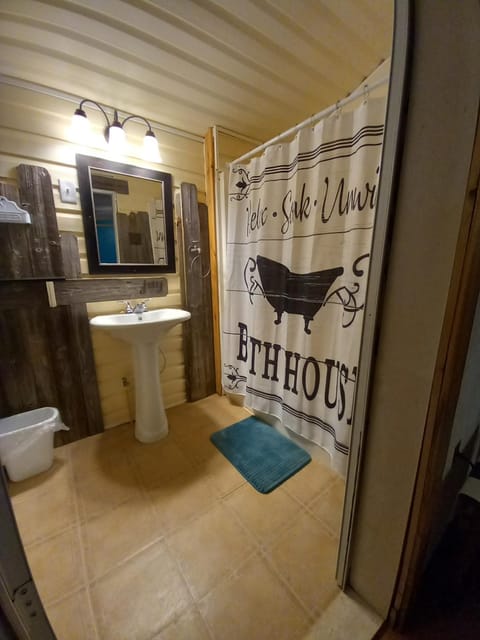 Acorn Hideaways Canton Cozy Frontier Rm for 3 Full Bathtub Alojamiento y desayuno in Canton