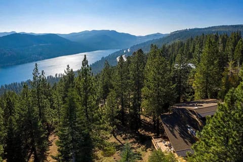 Mountain & Lake-View Delight House in Truckee