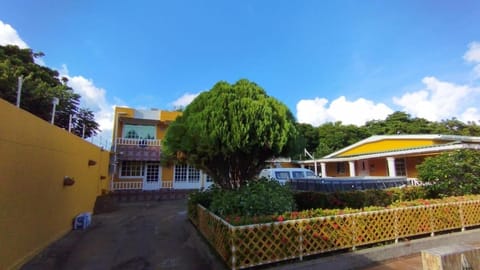 Property building, Day, Garden, Garden view, Parking