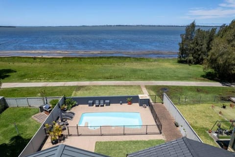 The Lake House - Luxury home with Pool Apartamento in Berkeley Vale