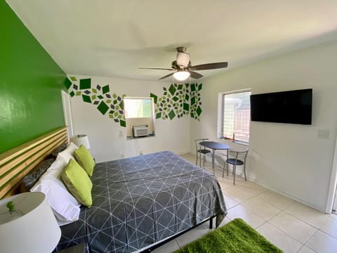 Beach Chairs & Strong Wifi Apartment in Wilton Manors