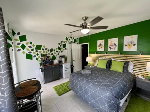 Beach Chairs & Strong Wifi Apartment in Wilton Manors