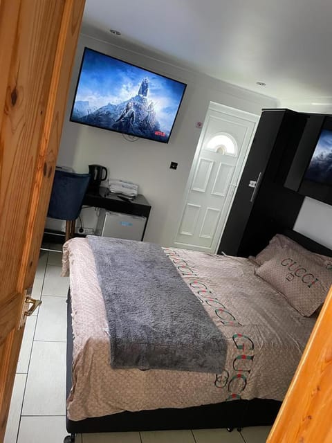 Travel Legend Stays 1 or 2 bedroom place with Hot Tub Bed and Breakfast in Slough
