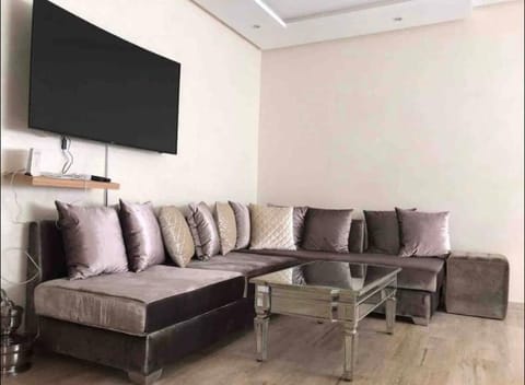 Modern & Lovely 2 bedroom En-Suite by Tramway and Train Station Belvedere Condo in Casablanca