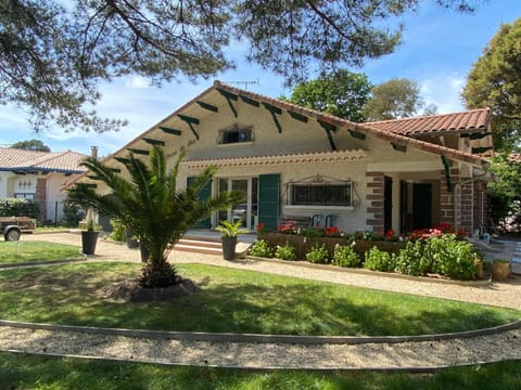 Property building, Garden, Garden, Balcony/Terrace