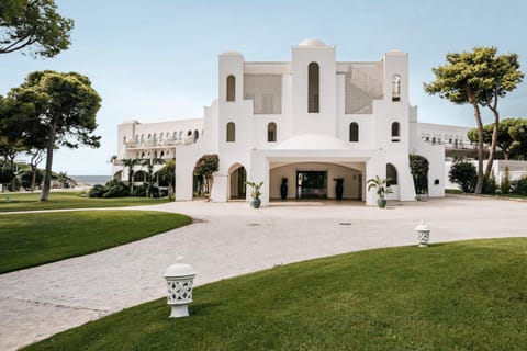 Property building, Facade/entrance, Day, Garden, Garden view