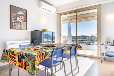 Palm beach- Free Wifi- Parking- Sea View Apartment in Cannes