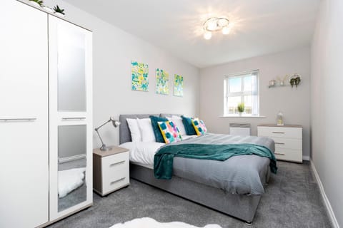2 Bedroom Apartment in Darlington with Free Parking & Smart TV Condo in Darlington