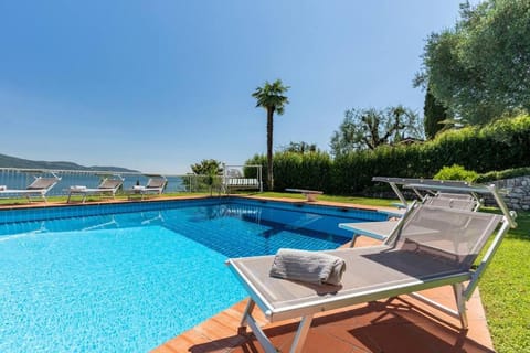 Villa Aurora- Villa esclusiva con piscina e splendida vista lago Villa in Gargnano