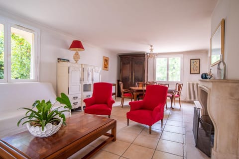 Welcome To The Nossi Bé Villa House in Toulon