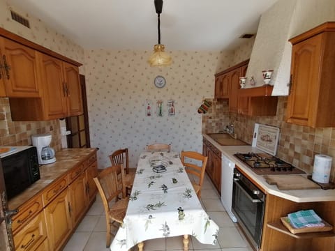 Charmante maison avec terrasse aux portes de l'Ardèche Villa in Pont-Saint-Esprit