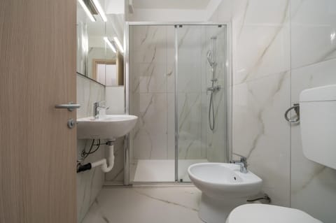 Shower, Toilet, Bathroom, bidet, towels