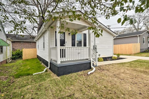 Cozy House with Private Yard, Close to Downtown House in Greenville