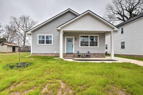 Greenville House with Covered Patio, 2 Mi to Dtwn! Haus in Greenville