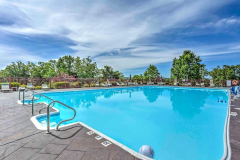 Resort Condo with Covered Patio and Pool Access! Condominio in Hollister