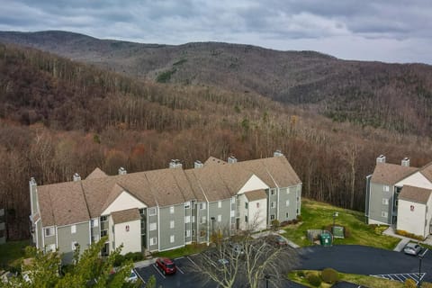 Lovely Gatlinburg Condo Pool Less Than 2 Mi to Tramway! Apartment in Gatlinburg