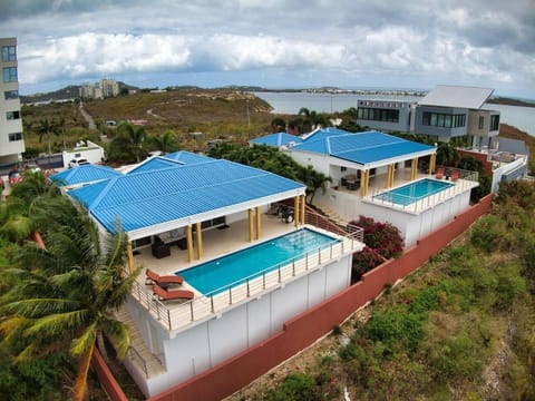 Airport View 3-Bed Villa Chalet in Sint Maarten