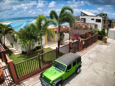 Airport View 3-Bed Villa Chalet in Sint Maarten