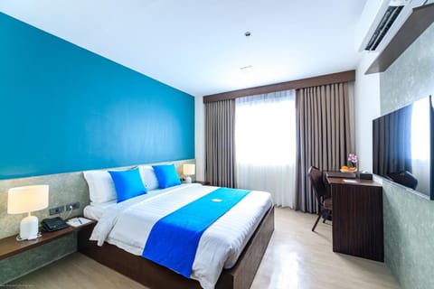 Shower, Toilet, Communal lounge/ TV room, Bed, TV and multimedia, View (from property/room), Food and drinks, Photo of the whole room, Decorative detail, Bedroom, Breakfast, room service, room service, air conditioner