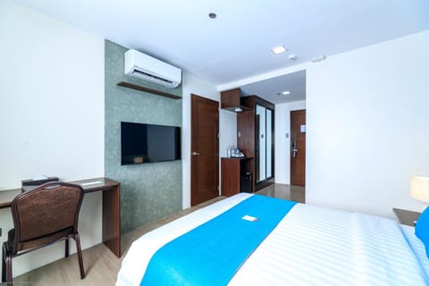 Shower, Toilet, Bed, TV and multimedia, Bedroom, bidet, room service, wardrobe, air conditioner